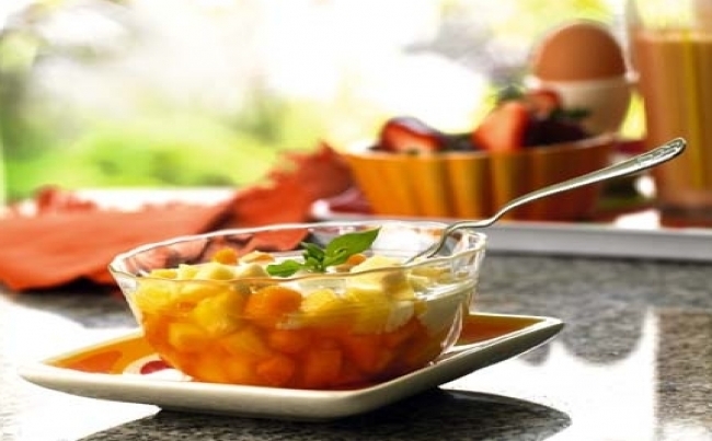 Crema de coco y frutas en almíbar